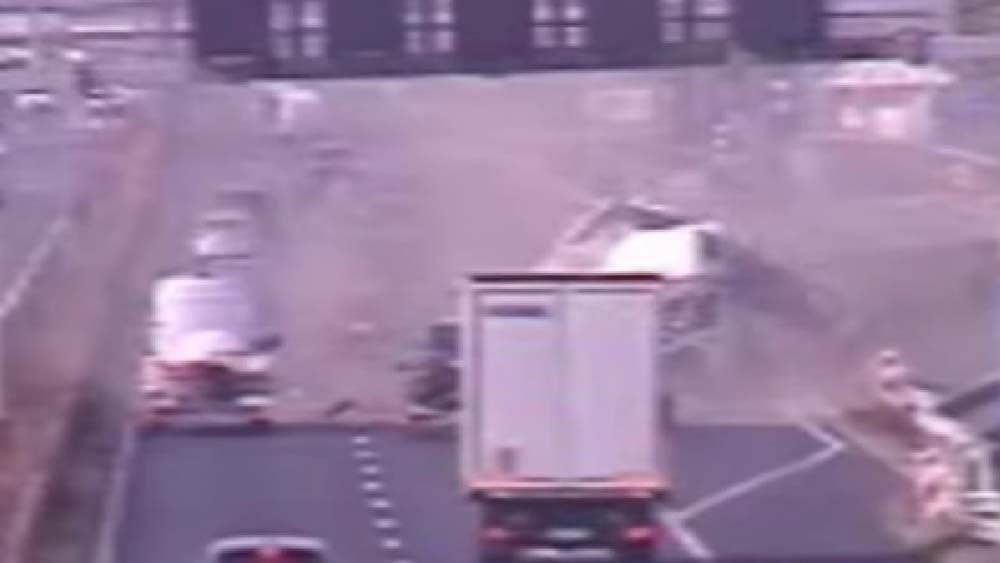 Döbbenetes videón, amint gy luxusterepjárós balesetet okoz az M1-esen