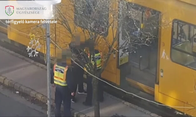 Diákjait védte a tanár az 50-es villamoson, elképesztő dolgot tett a megvadult férfi