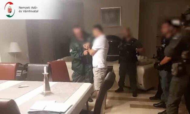 Videón, ahogy bilincset kap egy rajtaütés után a gyömrői polgármester