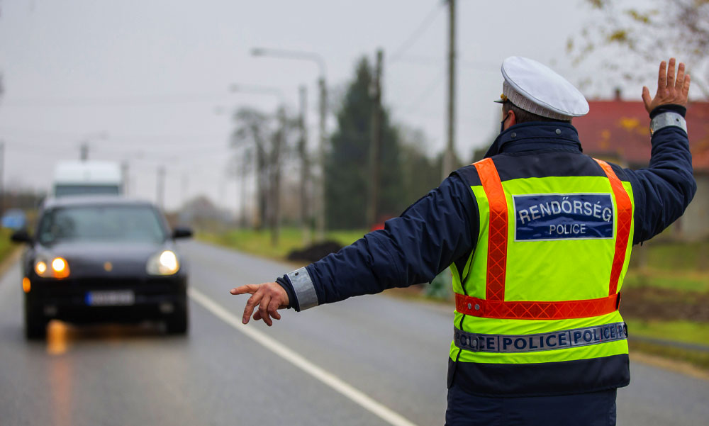 Akár otthon is maradhat 2023-ban a jogosítvány, de rendőr ettől még bevonhatja