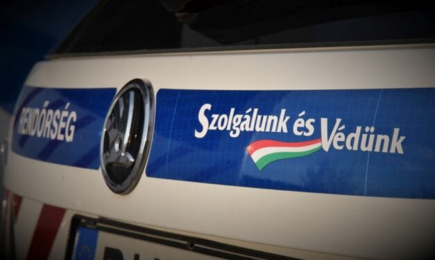 Sírva kért segítséget egy járókelőtől, hogy késsel fenyegetik az anyját