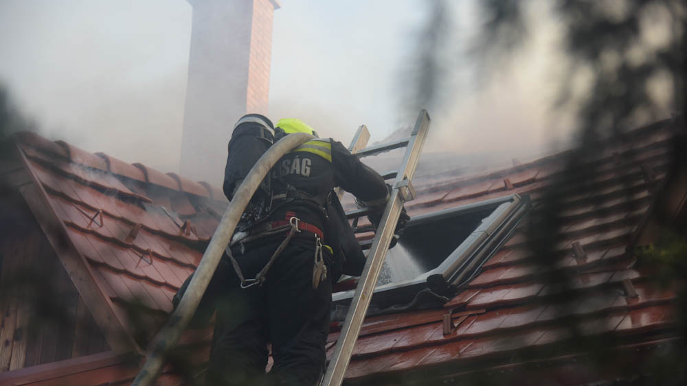 Megállás nélkül vonulnak karácsonykor a tűzoltók, rengeteg lakás gyulladt ki