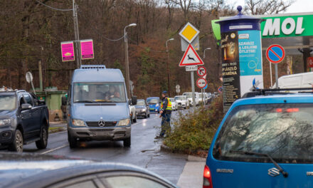 A rendőröknek kell segítenie egy budapesti benzinkúton