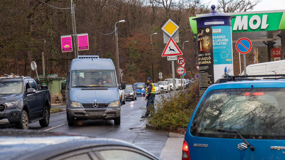 A rendőröknek kell segítenie egy budapesti benzinkúton