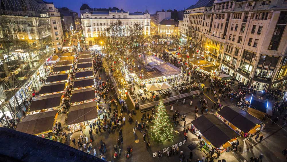 Harmincezer forintos napibérért keresnek pultost a Vörösmarty téri karácsonyi vásárba