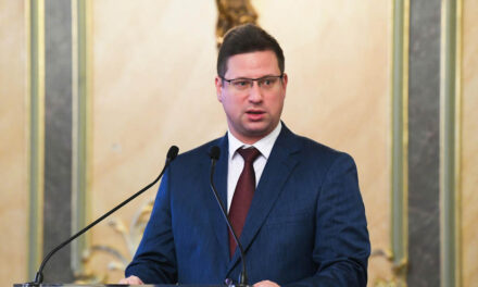 Gulyás Gergely: a nyugdíjemelés mértéke a 13. havi nyugdíjat is érinti