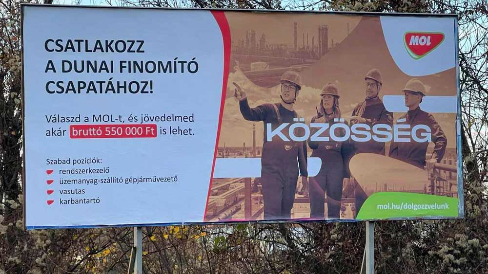 Óriásplakátokon toborz a MOL, 550 ezret is kínálnak