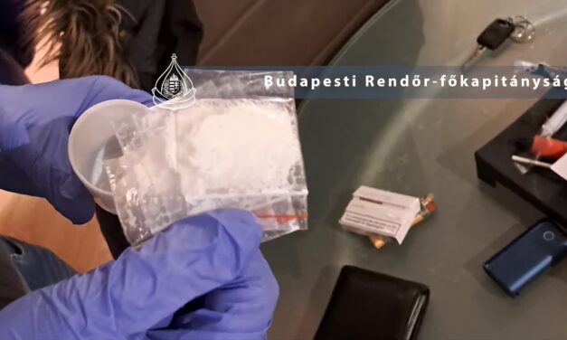 Videón, ahogy a két hónapos kisbabája mellől drogot áruló apát elviszik a rendőrök