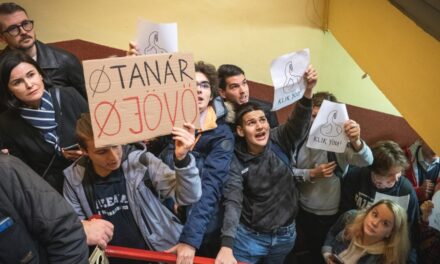 16 budapesti iskolában kezdődött polgári engedetlenség, miután kirúgtak több tanárt is, amiért ki mert állni a jobb oktatásért