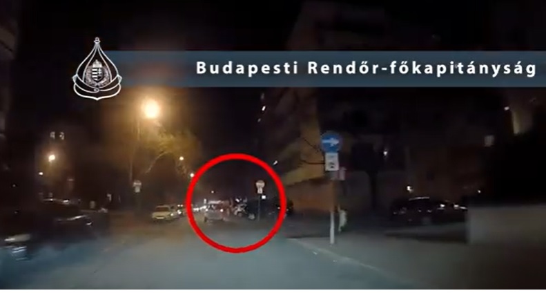 Videón, ahogy egy 11 éves ksifiúval a hátsó ülésen menekül a rendőrök elől egy férfi a 9. kerületben