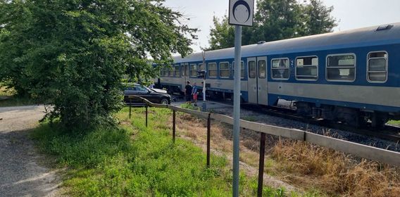 Tragédia a Balatonnál: vonattal ütközött egy autó, a sofőr a tilos jelzés ellenére hajtott a sínekre