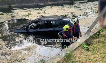 Elképesztő! A fék helyett a gázra lépett a BMW X3 ukrán női sofőrje, a patakból kellett kimenteni Hévízen