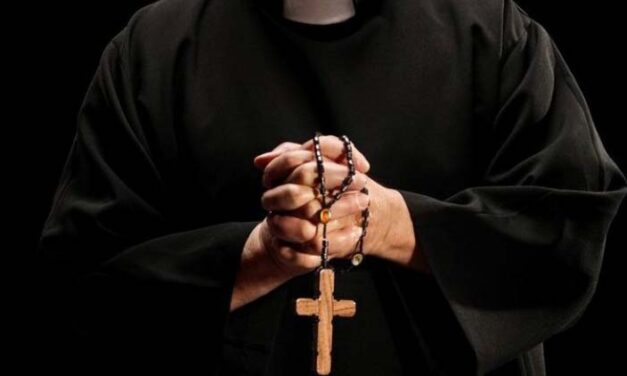 Botrány a katolikus egyháznál: eltiltottak egy papot a hivatásától, mert illetlenül viselkedett a kiskorúval