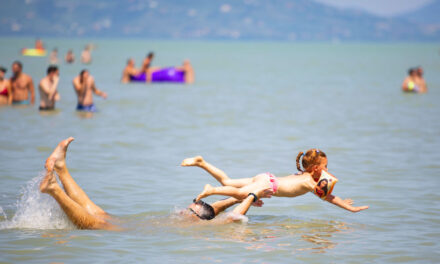 Balatoni nyaralás: akár 52 ezer forintba is kerülhet egy család, egy napi strandolása