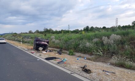 Vezetés közben elaludt a volánnál a részeg sofőr, úgy nekiment a padkának, hogy felborult az autója