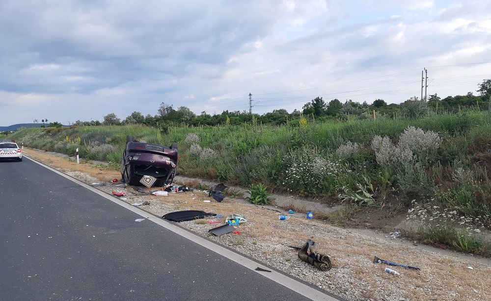 Vezetés közben elaludt a volánnál a részeg sofőr, úgy nekiment a padkának, hogy felborult az autója