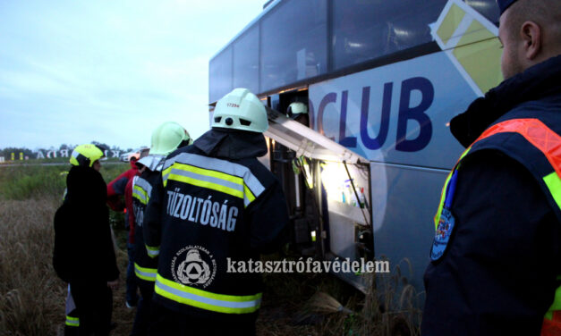 „Kapaszkodjanak!” – kiáltotta a buszsofőr, majd berongyolt a körforgalomba