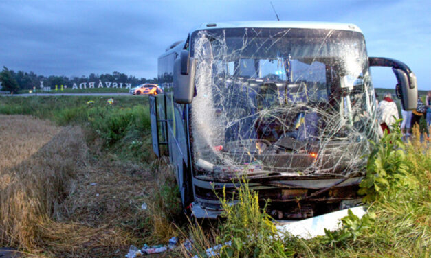 Ijesztő fotók a hajnali, Kisvárdánál történt buszbalesetről, többen megsérültek