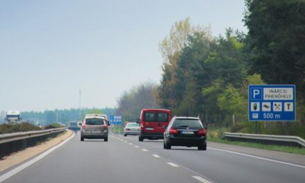 Felborult egy Budapest felé tartó autó az M5-ösön: többen megsérültek, mentőhelikopter is érkezett a helyszínre