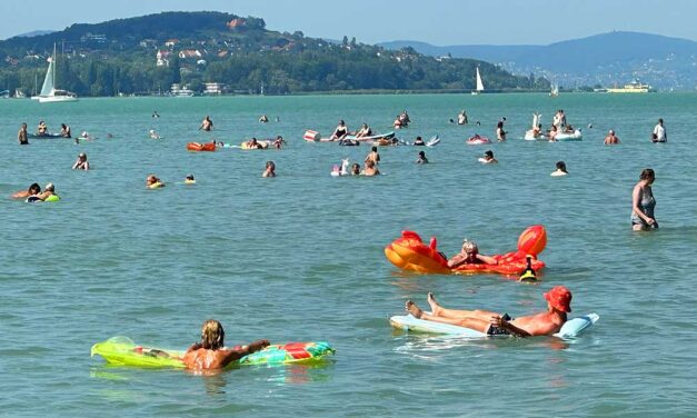 „Könyörgök, segítsenek!” – napok óta kétségbeesve keresik azt a 20 éves fiatalt, akinek strandolás közben veszett nyoma a Balatonban Siófoknál