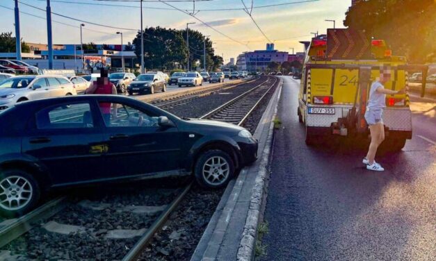 Durrdefekt a Könyves Kálmán körúton – a villamossíneken landolt az irányíthatatlanná vált Chevrolet