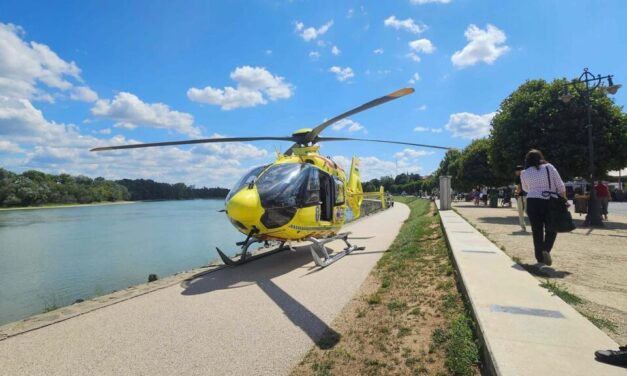 „Nekünk ez a dolgunk!” – bravúros landolás a szentendrei korzón: „zsebkendőnyi” területre szállt le a mentőhelikopter a bajba jutott emberért VIDEÓVAL!