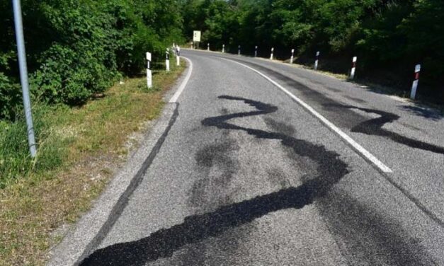 Ez durva! Olajat locsoltak szét az egyik éjszaka a motorosok egyik kedvelt szerpentinjén – tragédia is történhetett volna