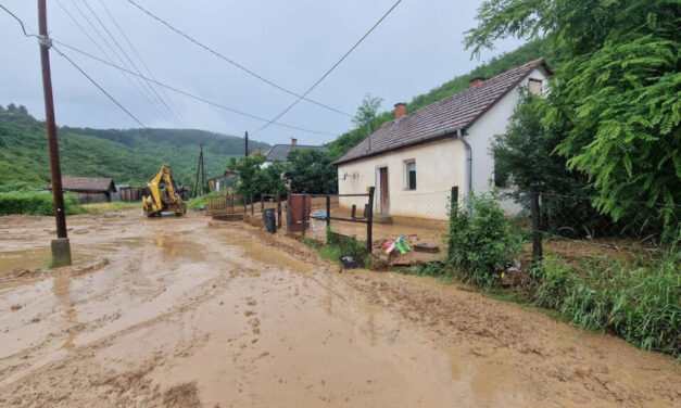 „Nem titok, félünk, félelemben meg nem lehet élni” – Rettegnek a recskiek, hogy mikor indul meg a bányából az újabb sárlavina