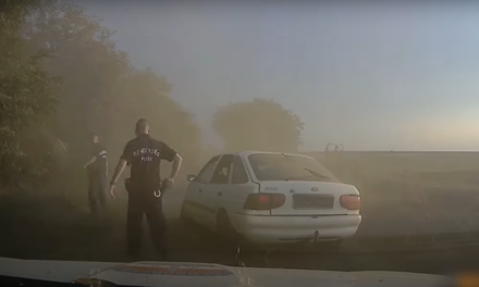 Egy régi Escorttal próbált meglépni a zsaruk elől, üldözés után a földúton kapták el az 57 éves férfit – videóval!