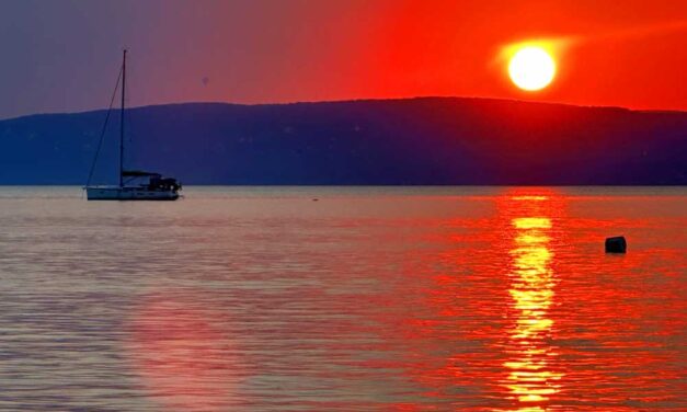 Megjöttek a hivatalos adatok: 130 ezres visszaesést hozott az első félév a Balatonnál, Budapest tartja a frontot