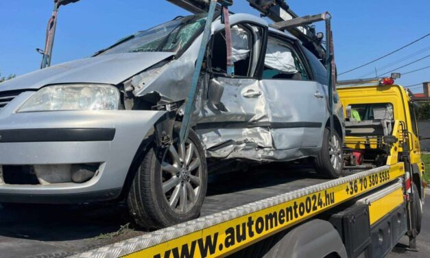 Gyűrődtek a vasak Biatorbágyon – a mentőknek is volt dolguk a Volkswagen és Toyota ütközése után – HELYSZÍNI FOTÓKKAL