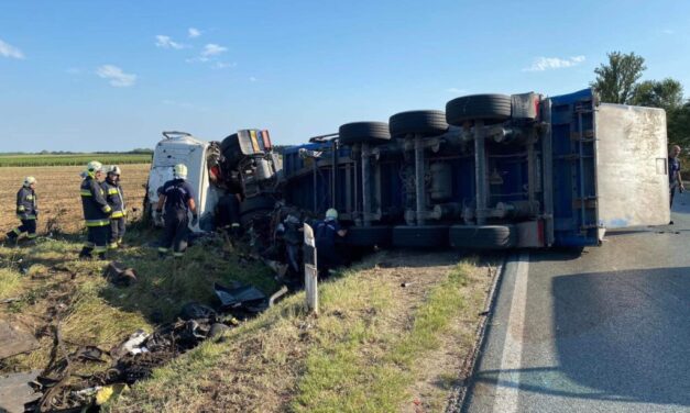 Horror a 6-os úton: maga alá temette a kamion a személyautót, több halott és súlyos sérültek a helyszínen