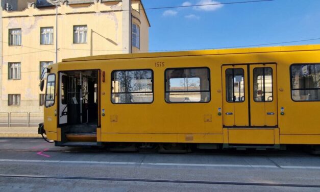 Tragédia! Idős férfi lépett a villamos elé, sokkot kapott a szerelvényt vezető hölgy