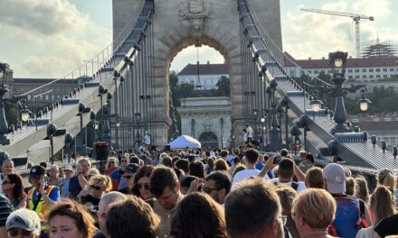 Most történik: óriási parti a felújított Lánchídon, a gyalogos híddal azonban van egy kis probléma