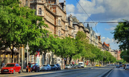 Vészhelyzet a belvárosban! Lezuhant egy gipszstukkó az egyik Teréz körúti társasház homlokzatáról