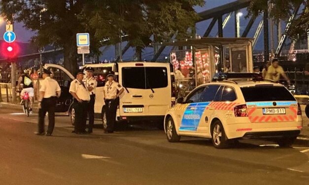 Megölte feleségét egy férfi Újbudán, bilincsben vitték el a vérző fejű férjet