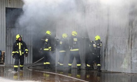 Hatalmas fekete füst ömlött a kőbányai raktárból: a tűzoltóknak csak több vízsugárral sikerült megfékezni a lángokat