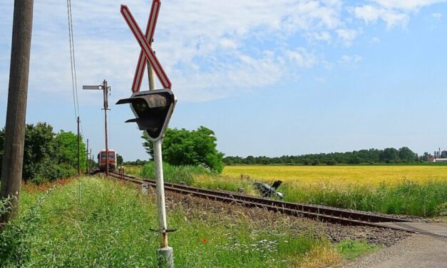 Döbbenetes: két motorost is elgázolt a vonat – hiába mutatta a tilos jelzést a fénysorompó