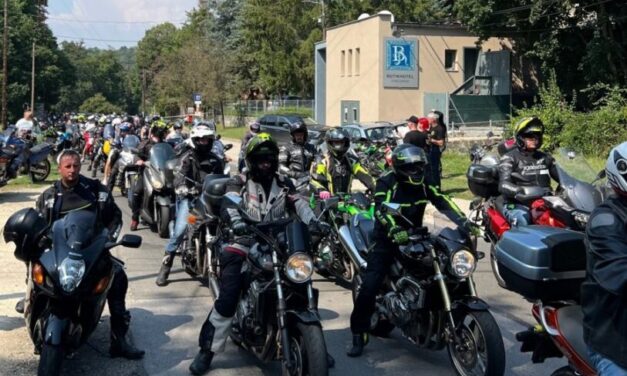 Motorosok ezrei lepték el ma Visegrádot – a jelenlétükkel tiltakoztak a kirekesztő döntés ellen