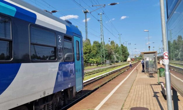 Ijesztő pillanatok Nagytéténynél: 400 méterre egymástól állt megy egy tehervonat és egy InterCity-járat!