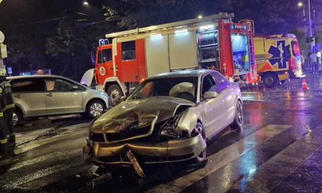 Nem működött a jelzőlámpa, nem adott elsőbbséget a Volkswagen sofőrje – Csúnyán összeütközött egy Audival