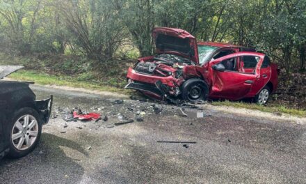 Durva fotók érkeztek a 10-es úton történt karambolról, előkerült a feszítővágó is