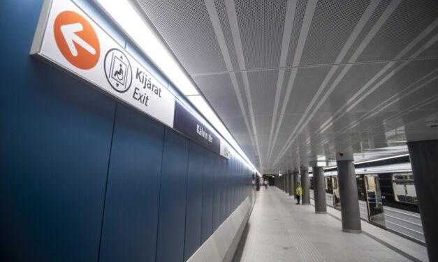 Botrányos: izraeli turistákat próbált lehúzni két férfi a budapesti metróban – egyiküket fellökték, az édesanyját ököllel ütötték
