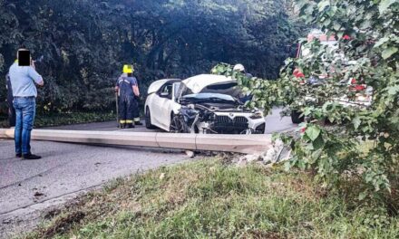 Elbambult a BMW kabrió sofőrje, kidőlt a beton villanyoszlop a Határ úton HELYSZÍNI FOTÓKKAL!