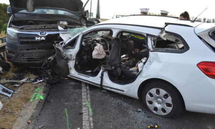 Tragédia a 4-es főútón: frontálisan ütközött a kisbusszal egy kisodródó autó – Egy ember meghalt, többen megsérültek – fotó