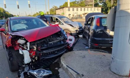 Hármas ütközés a Fábián Juli téren, egy öt tagú család is bajba került HELYSZÍNI FOTÓKKAL!