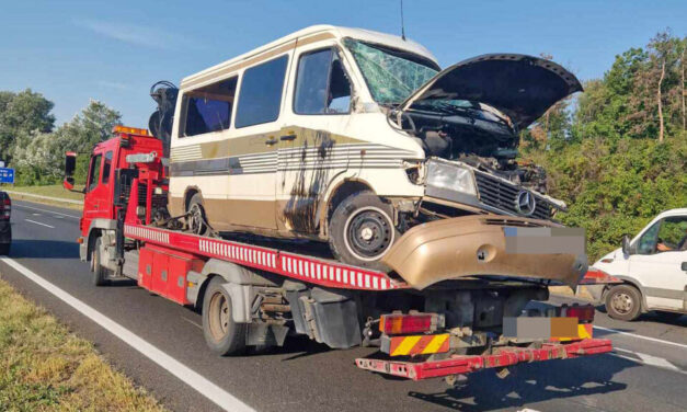 Katonák álltak meg segíteni: az oldalára borult egy kisbusz az M7-esen – fotók a helyszínről