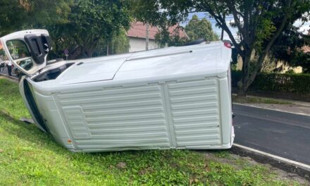 „Egy méter magasba feldobta az autót a csatornafedél, majd beborított minket a vízelvezető árokba” – sokkot kapott a háromtagú pátyi család a durva baleset után