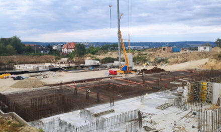 Beszakadt az úttest az újbudai építkezésen, ahol a tiltás ellenére tovább folynak a munkák, a lakók tehetetlenek