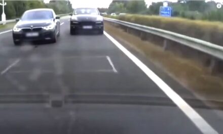 Őrület, mit művelt egymással egy BMW és egy Porsche sofőrje az M7-esen: majdnem tömegbaleset lett a dolog vége – VIDEÓ